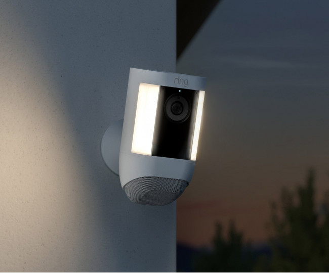 Ring Spotlight Cam Pro – AI камера відеоспостереження для дому